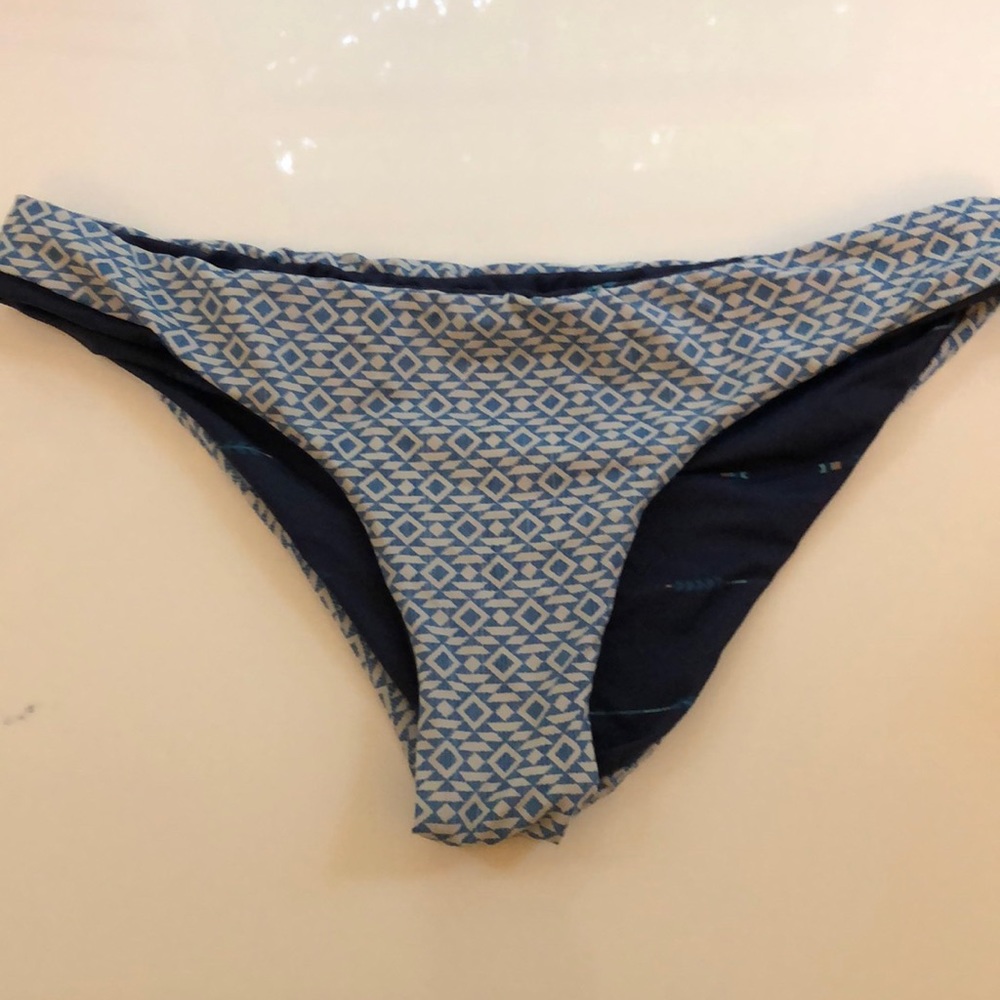 Reversible bikini bottoms